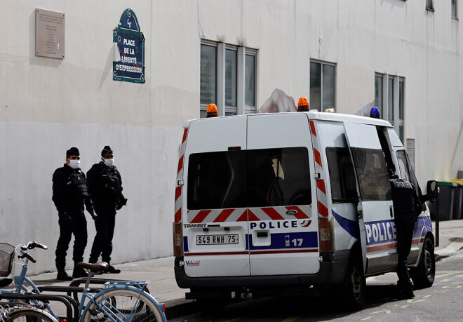 Policisti pie satīras žurnāla "Charlie Hebdo" agrākā biroja, kur uzbrucējas ar miesnieka nazi ievainoja divus cilvēkus.