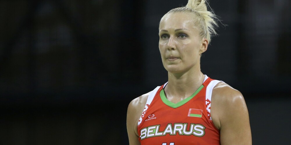 Baltkrievijas drošībnieki lidostā aizturējuši basketbola superzvaigzni Jeļenu Ļevčanku