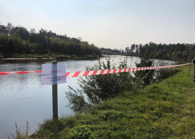 Krasta iebrukuma draudu dēļ Ādažos liegta pieeja Gaujai.