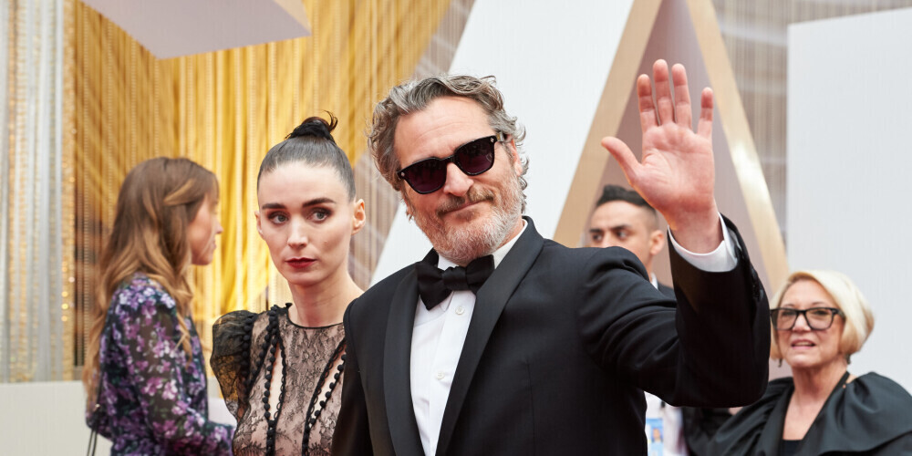 Hoakins Rafaels Fīnikss (dzimis 1974. gada 28. oktobrī) ir amerikāņu aktieris, mūzikas klipu režisors, producents un mūziķis. Plašāku atpazīstamību ieguvis pēc filmām "Zīmes" (2002) un "Gladiators". Četras reizes nominēts Amerikas Kinoakadēmijas balvas — par lomām filmās "Gladiators" (2000), "Sirds robeža" (2005), "Pavēlnieks" (2012) un "Džokers" (2019). Ceturtajā reizē par filmu "Džokers" balvu ieguvis kā labākais aktieris galvenajā lomā. Par šo lomu saņēmis arī Zelta globusa balvu un BAFTA kino balvu.