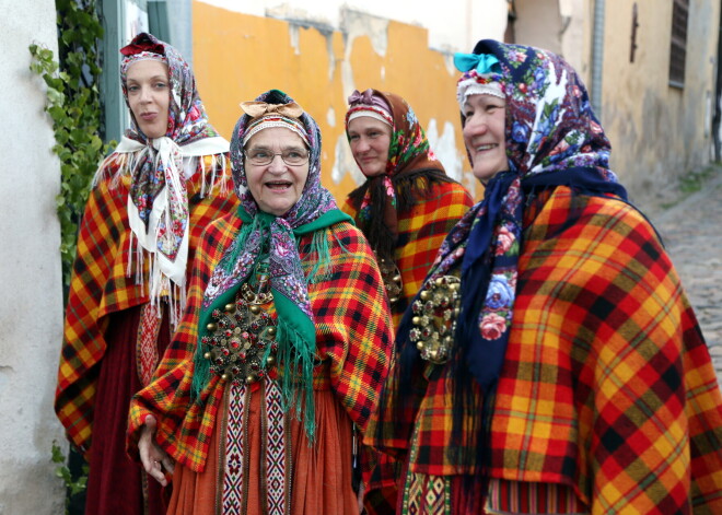 Suitu sievas nosvinējušas sava ansambļa 65. jubileju