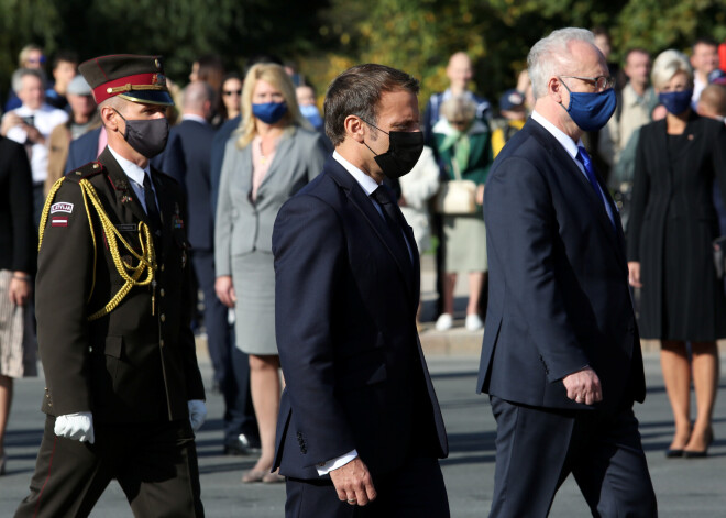 Latvijas prezidents Egils Levits (no labās) un Francijas prezidents Emanuels Makrons piedalās svinīgajā ziedu nolikšanas ceremonijā pie Brīvības pieminekļa.