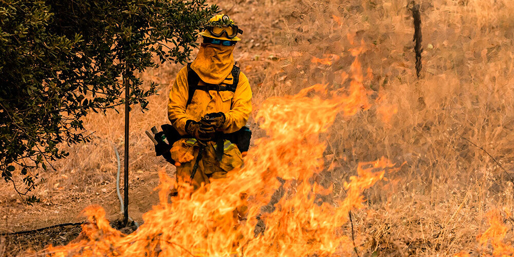 Kaliforniju turpina plosīt savvaļas ugunsgrēki, gājis bojā vēl viens cilvēks