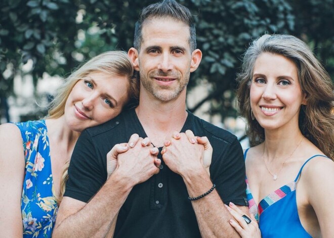 Мужчина развелся с женой после 19 лет брака и завел двух полиаморных любовниц