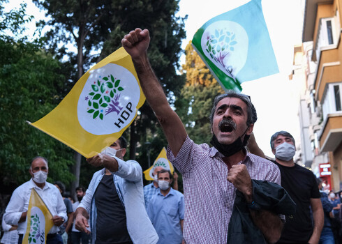  Tautas demokrātiskās partijas atbalstītāji Stambulā protestē pret amatpersonu aizturēšanu.