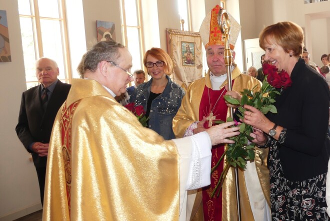 Jaunsaules draudzes prāvests Romualds Baļčūns par ieguldīto darbu pateicas projekta arhitektei Vijai Ozolai (no kreisās) un testamenta izpildītāja pilnvarotajai personai Latvijā Silvijai Jemeļjanovai.