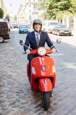По Риге будущий мэр передвигается на стильном мотороллере Vespa