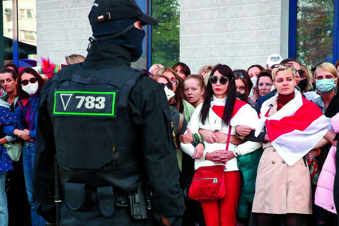 Baltkrievijā jau otro mēnesi turpinās protesti, kas sākās pēc nekaunīgās prezidenta vēlēšanu rezultātu viltošanas. Tagad protestētāju pirmajās rindās ir izgājušas baltkrievu sievietes, kuras aci pret aci stājas pretī omoniešiem un citiem diktatūras sargiem. Sākumā tie īsti nezināja, ko ar sievietēm iesākt, taču drīz vien meta kaunu pie malas un bez ceremonijām sāka arestantu mašīnās mest arī meitenes.