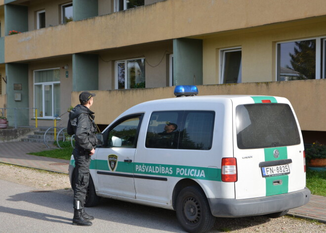 Liepājā ar Covid-19 inficētais puisis dikti sabijās, atvēra durvis un sauca: "Palīgā!"