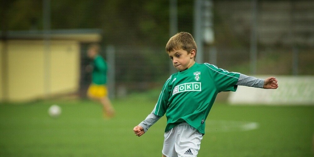 Uzsākot sporta gaitas, jāseko līdzi, vai bērns kārtīgi izguļas, vai ar uzturu uzņem visas nepieciešamās uzturvielas, un noteikti jāseko līdzi treniņu laikā uzņemtajam šķidruma daudzumam.
