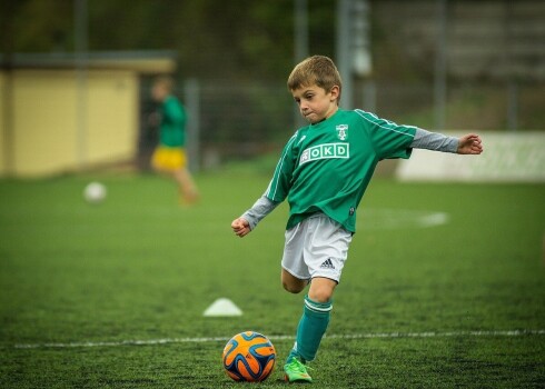 Uzsākot sporta gaitas, jāseko līdzi, vai bērns kārtīgi izguļas, vai ar uzturu uzņem visas nepieciešamās uzturvielas, un noteikti jāseko līdzi treniņu laikā uzņemtajam šķidruma daudzumam.