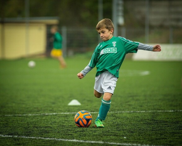 Uzsākot sporta gaitas, jāseko līdzi, vai bērns kārtīgi izguļas, vai ar uzturu uzņem visas nepieciešamās uzturvielas, un noteikti jāseko līdzi treniņu laikā uzņemtajam šķidruma daudzumam.