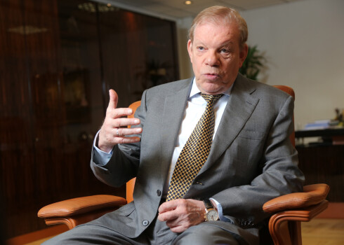 Miljonārs Kirovs Lipmans arī reiz pieredzējis draudus, un tad nolīdzis miesassargus, lai droši nokļūtu uz tiesas sēdi.