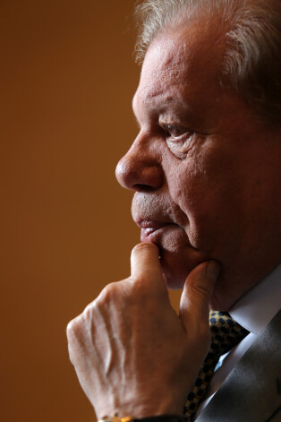 Miljonārs Kirovs Lipmans arī reiz pieredzējis draudus, un tad nolīdzis miesassargus, lai droši nokļūtu uz tiesas sēdi.