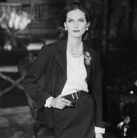 Манекенщица Энн Сент-Мари в костюме Chanel. Фото Генри Кларка для британского Vogue, 1955