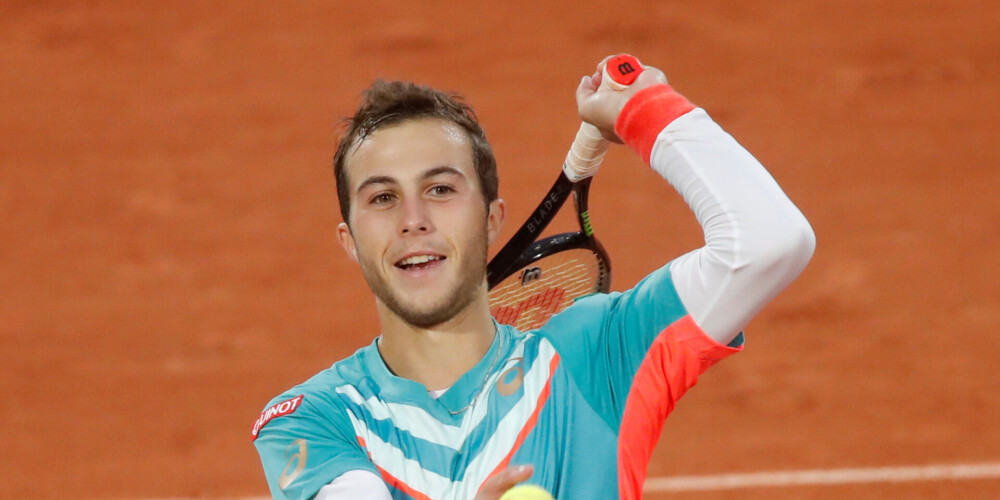Negaidītu uzvaru "French Open" trešās kārtas spēlē izcīna jaunais Francijas tenisists Gastons