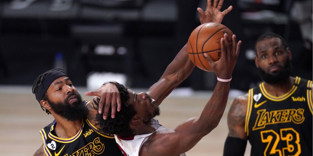 VIDEO: "Lakers" izmanto "Heat" savainojumus un izcīna otro uzvaru NBA finālsērijā