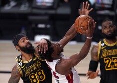 Finālsērijas otrajā spēlē Losandželosas "Lakers" basketbolisti sekmīgi izmantoja savu auguma pārsvaru.