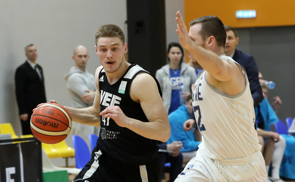 Latvijas vadošo basketbolu klubu duelī uzvaru svin 