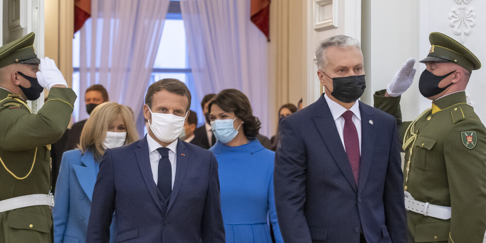 Francijas prezidents Emanuels Makrons ar pirmo lēdiju Brižitu Makronu un Lietuvas prezidents Gitans Nausēda ar kundzi Dianu Nausēdieni Francijas delegācijas vizītes laikā Lietuvā.
