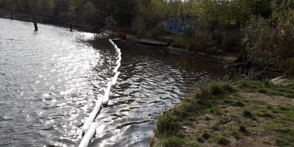 В реке Югла в воскресенье обнаружена утечка нефтепродуктов