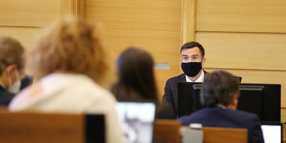 Новый мэр и часть депутатов на заседание Рижской думы пришли в масках