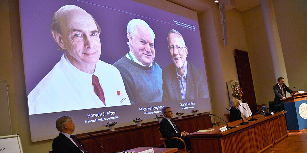 Nobela prēmija medicīnā piešķirta ASV un britu zinātniekiem par Hepatīta C atklāšanu