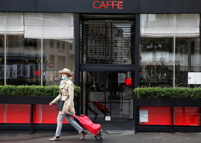 Pieaugot ar Covid-19 inficēto skaitam, Parīzē no otrdienas līdz 19.oktobrim būs slēgti visi bāri, pirmdien paziņojis Francijas galvaspilsētas policijas priekšnieks Didjē Lalmāns.