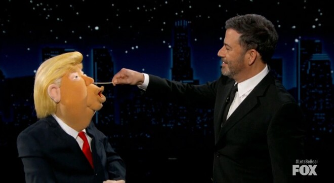 Džimija Kimela šovā "Let’s Be Real" dažas stundas pirms tam, kad sabiedrība uzzināja par Trampa pozitīvajām analīzēm, tika demonstrēts skečs, kurā lellei ASV prezidenta izskatā tika “veikts tests”.