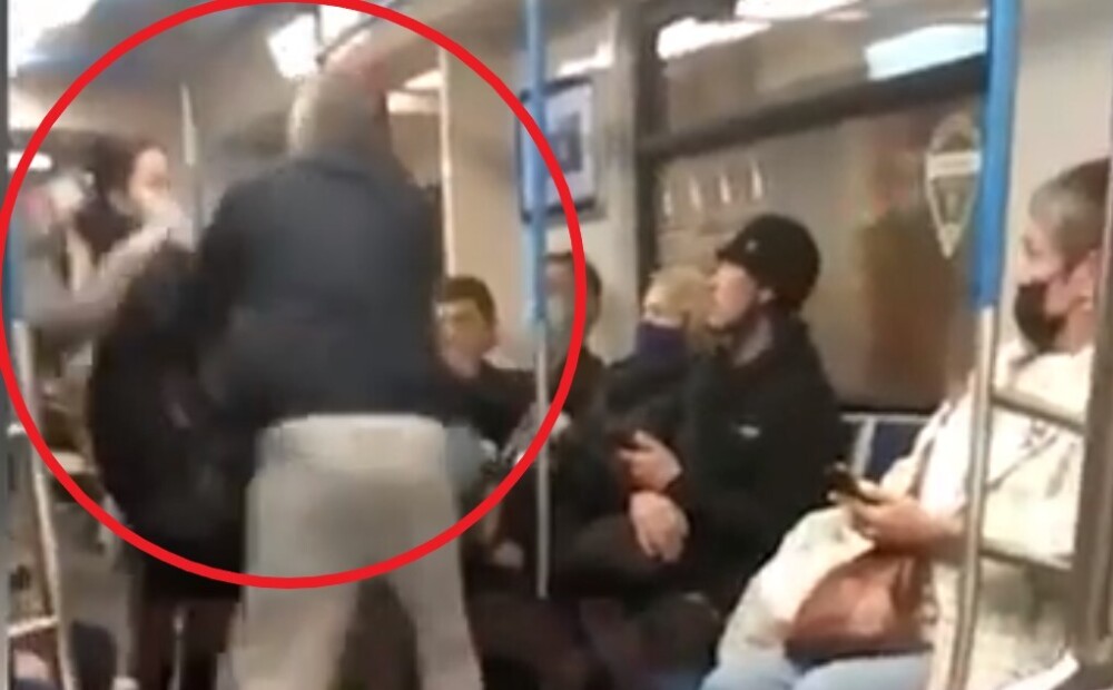 Мужчина столкнул девушку в метро. Парень в метро. Вагон метро с пассажирами.