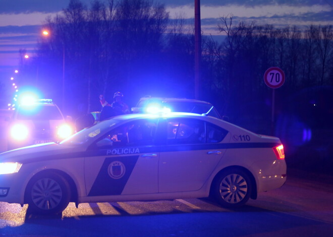 Zēns uz skolu atnes patronas, policija veic kratīšanu viņa mājās un atrod mazkalibra šauteni