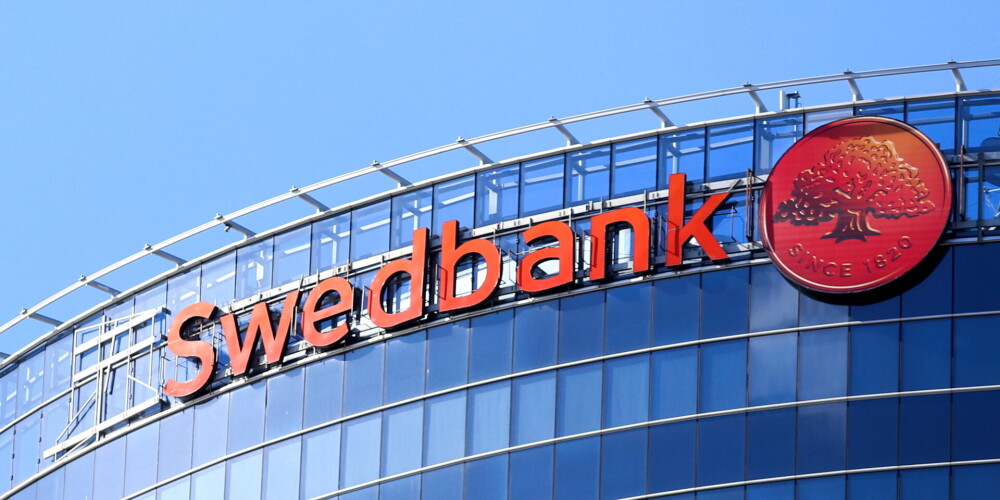 "Swedbank" sāk dzēst pagājušās dižķibeles dēļ neatmaksātos hipotekāros kredītus