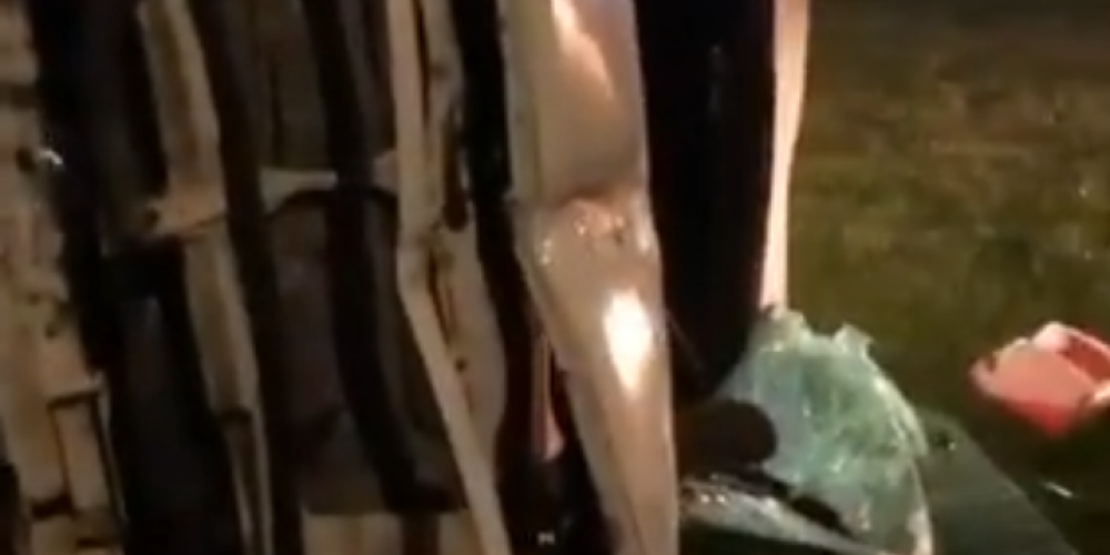 Видео: в Вентспилсе шофер врезался в столб и перевернулся