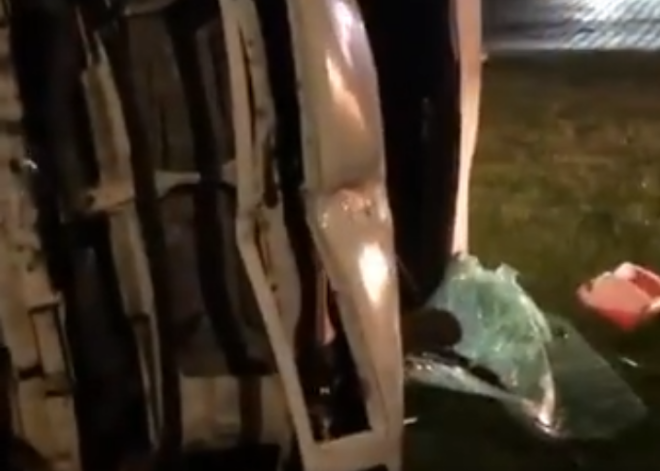 Видео: в Вентспилсе шофер врезался в столб и перевернулся