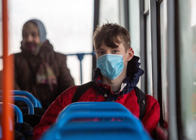 Par sejas maskas nelietošanu sabiedriskajā transportā varētu piemērot sodu