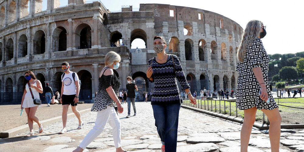 Itālijā noteiks obligātu masku valkāšanu ārpus telpām