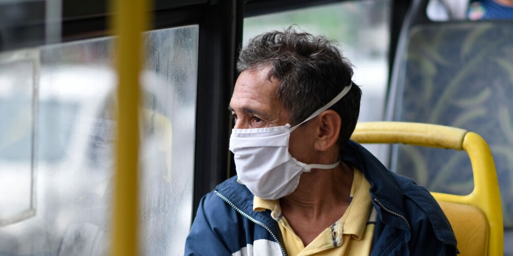 Jau šodien sabiedriskajā transportā obligāti jāliek maskas. Nē, lakatiņš vai šalle šoreiz nederēs