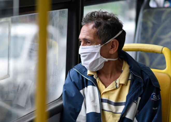 Jau šodien sabiedriskajā transportā obligāti jāliek maskas. Nē, lakatiņš vai šalle šoreiz nederēs