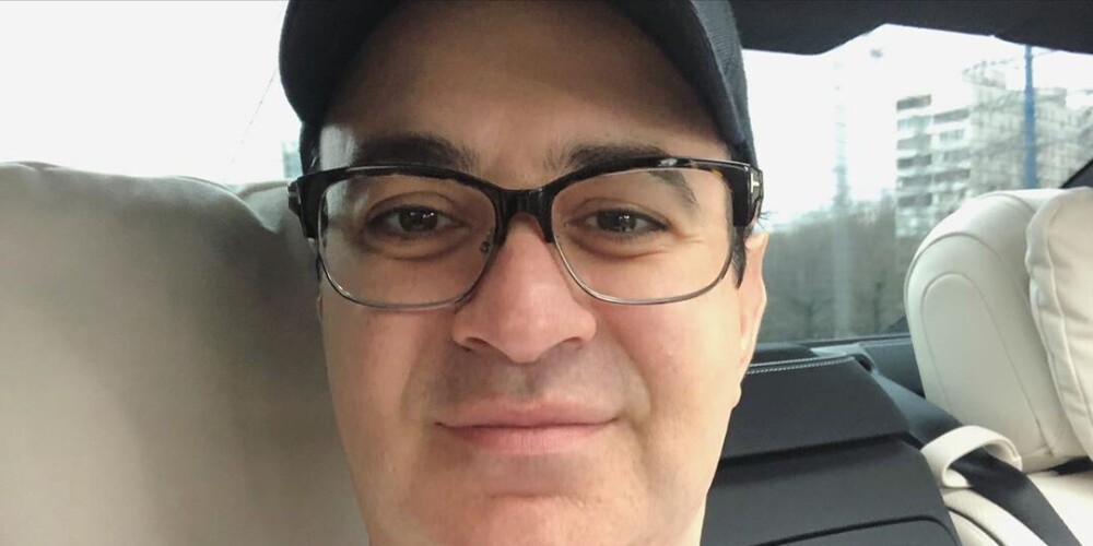 Гарик Мартиросян (род. 13 февраля 1974, Ереван) — российский шоумен, юморист, телеведущий и телепродюсер армянского происхождения. Актёр КВН. Сопродюсер, художественный руководитель и «резидент» шоу Comedy Club на ТНТ, продюсер телевизионных проектов от Comedy Club, таких как «Наша Russia» и «Смех без правил». Автор идеи проекта «Лига Наций» и креативный продюсер проекта «Шоу Ньюs».