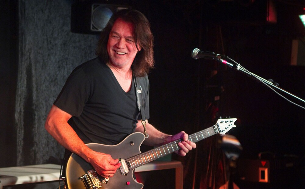 Cīņu ar vēzi zaudējis leģendārais ģitārists Edijs Van Halens