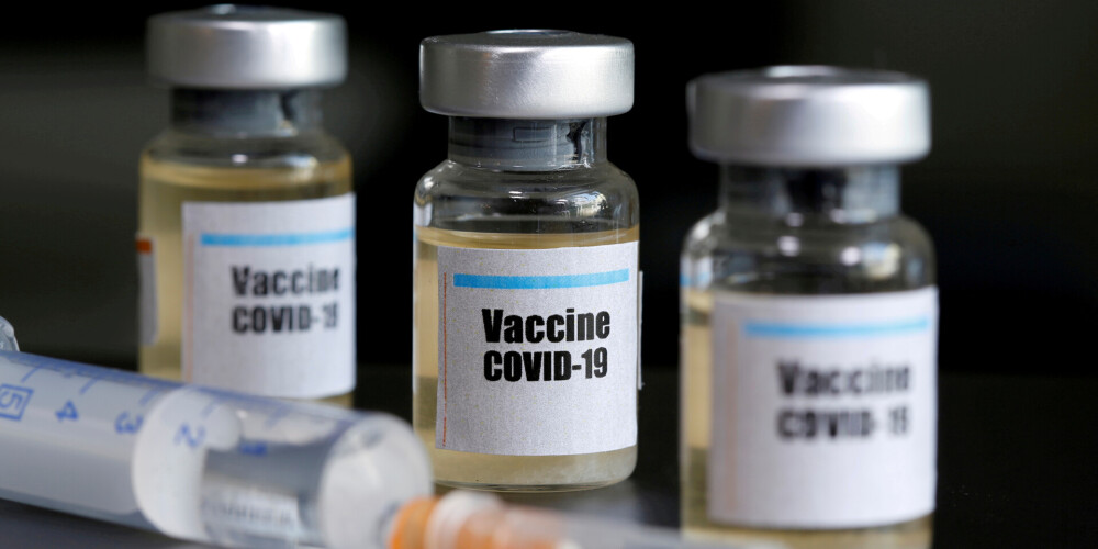 Covid-19 vakcīnas varētu parādīties gada beigās, bet tās, visticamāk, piegādās nākamgad