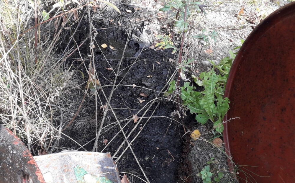 The cause of the pollution found in the Jugla River is probably a barrel with oil products buried in the ground