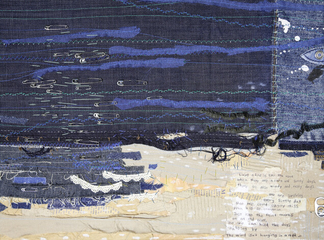 Ju Von Lima (Dienvidkoreja). „Vējš nekarājas tīklā II” (dažādi materiāli uz izbalējuša džinsu auduma, pečvorks, 2018., 30×40 cm, no izstādes “TEXT-ils”).