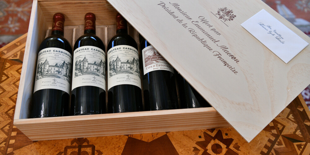 Francijas prezidenta Makrona Levitam dāvinātais kolekcijas vīns tiks izdzerts