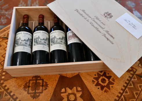 Francijas prezidenta Makrona Levitam dāvinātais kolekcijas vīns tiks izdzerts