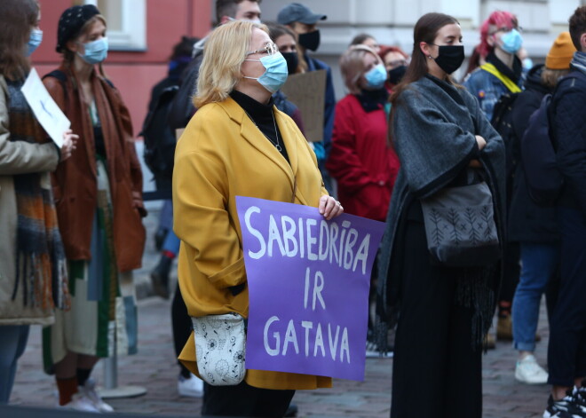 Agrā ceturtdienas rītā pie Saeimas nama pulcējās jauniešu organizāciju pārstāvji, lai paustu neapmierinātību ar Saeimas Mandātu, ētikas un iesniegumu komisijas lēmumu noraidīt iniciatīvu par kopdzīves likumu, kuram internetā par labu parakstījās vairāk nekā 10 tūkstoši cilvēku.