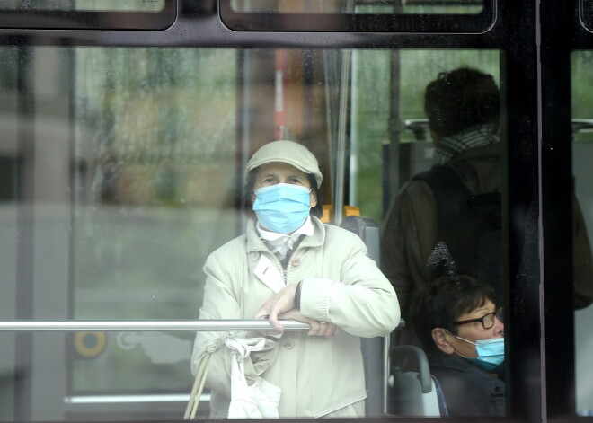 Kontrolieri vakar pārbaudījuši 879 transportlīdzekļus; aina ar sejas masku lietošanu pozitīva