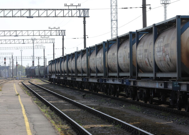 Valmierā "East-West Transit" no dzelzceļa cisternas notikusi naftas produktu noplūde