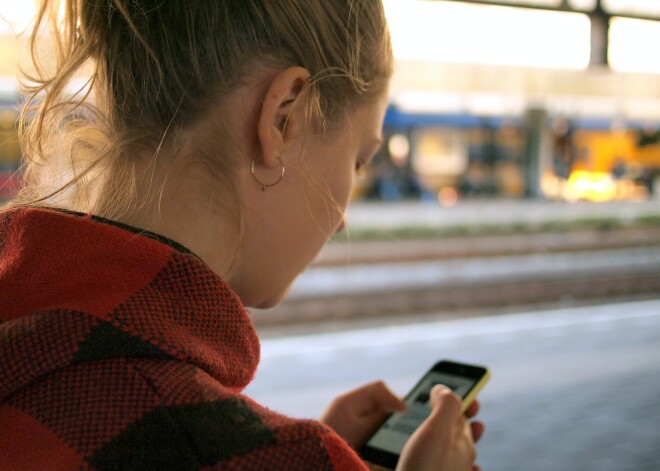 Liepājniece notic telefonkrāpniekiem un zaudē 1000 eiro