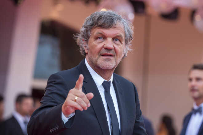 Emīrs Kusturica piedzima bosniešu un serbu musulmaņu ģimenē un vēlāk pārgāja pareizticībā.